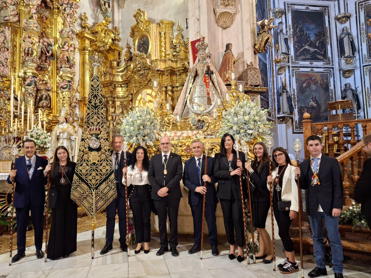 🔴⚪️ VIRGEN DEL ROSARIO 
Una representación de nuestra Hermandad ha acompañado a la Santísima Virgen del Rosario copatrona de Granada en su tradicional salida procesional del 12 de octubre . 
Agradecemos a <a href="/Rosario_Granada/">Rosario de Granada</a> su acogida.