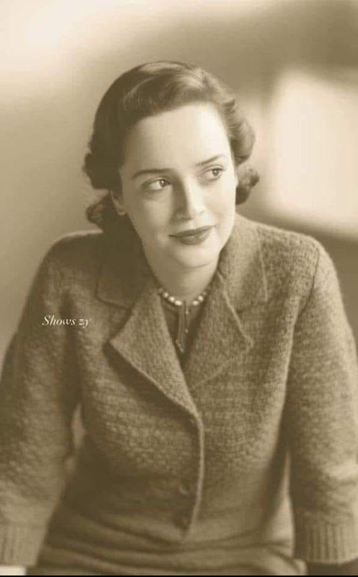 "Mentir constantemente no tiene como objetivo hacer que la gente crea una mentira, sino garantizar que ya nadie crea en nada. Un pueblo que  no distingue entre la verdad y la mentira no puede distinguir entre el bien y el mal.Con gente así, puedes hacer lo que quieras" 
H.Arendt