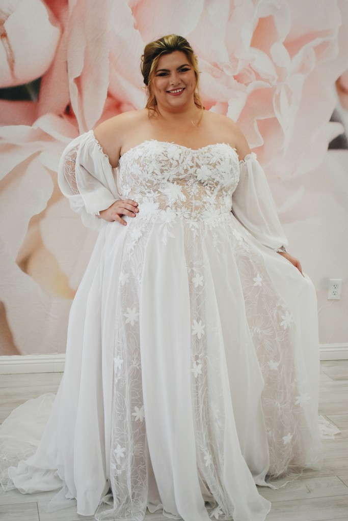 strutbridal's tweet image. Dreaming of walking down the aisle in a breathtaking gown? This stunning plus-size tulle wedding dress features intricate floral star details, a romantic sweetheart strapless bodice, and dreamy balloon sleeves. 
#curvybride #plussizebride #strutbridalsalon #chandleraz