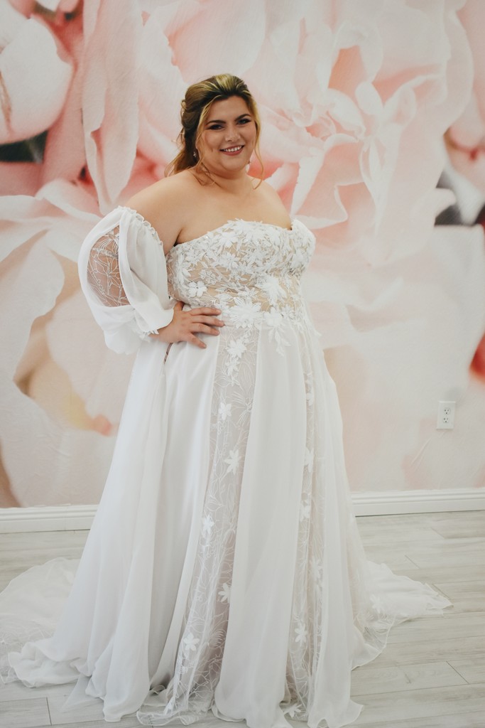 strutbridal's tweet image. Dreaming of walking down the aisle in a breathtaking gown? This stunning plus-size tulle wedding dress features intricate floral star details, a romantic sweetheart strapless bodice, and dreamy balloon sleeves. 
#curvybride #plussizebride #strutbridalsalon #chandleraz