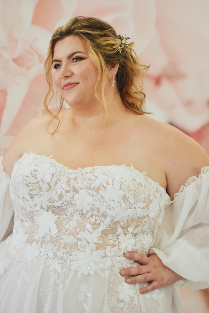 strutbridal's tweet image. Dreaming of walking down the aisle in a breathtaking gown? This stunning plus-size tulle wedding dress features intricate floral star details, a romantic sweetheart strapless bodice, and dreamy balloon sleeves. 
#curvybride #plussizebride #strutbridalsalon #chandleraz