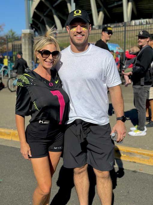 Thanks for the picture @_willcompton ? Missed you in Nashville but found you at @oregonfootball Go Ducks