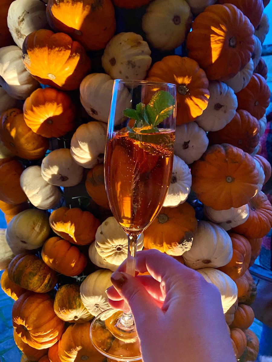 ʜᴇᴛ ᴡᴀꜱ ᴡᴇᴇʀ ᴇᴇɴ ʙᴇʟᴇᴠᴇɴɪꜱ! 🎃🌾👨🏼‍🍳
Afgelopen donderdag weer een smaakvol belevenisdiner mogen verzorgen tussen de pompoenen bij Landwinkel Smits. Onze keukenbrigade heeft met pompoen als rodedraad een heerlijk diner gekookt!  
#achterhoek suziesfarm.nl