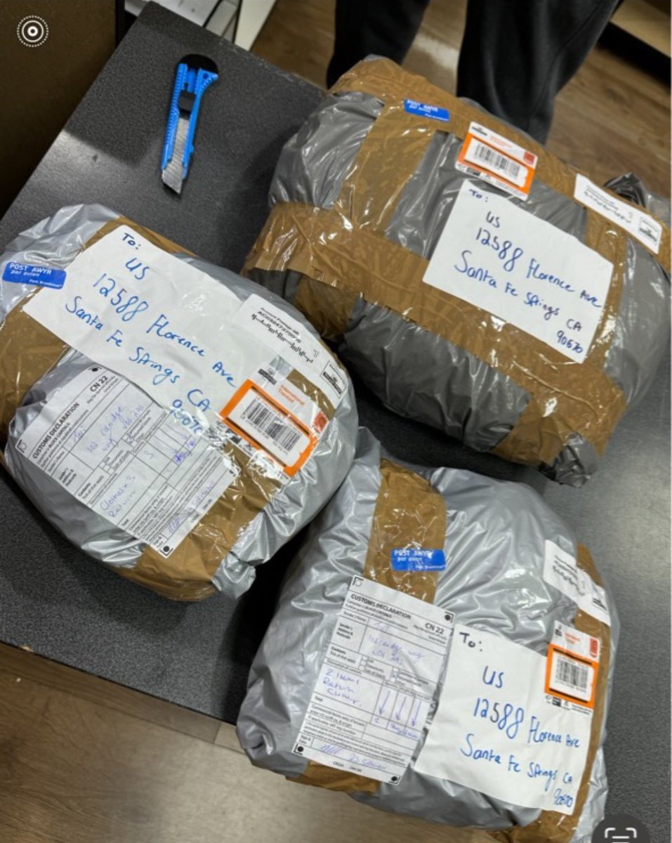 TizzaTizzaT's tweet photo. @FashionNovaHelp @FashionNova 

As you can see. I returned the items on the 25th of September. You have already issued me gift cards so why aren’t you cancelling the order on Clearpay? Why are you ignoring them? Why is there a problem every single time I order bro…. https://t.co/Fo2nqt59ip
