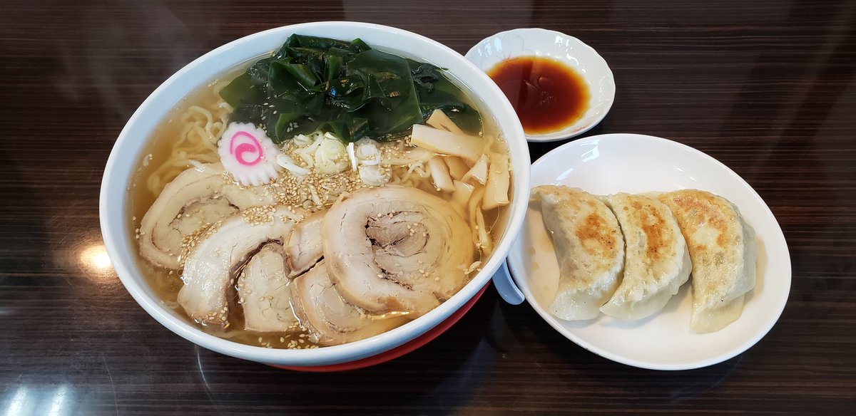 discoDJdmx's tweet photo. へぃ。今日！朝6時に。荒川沖。佐野ラーメン🍜🍥中村屋蔵。チャーシュー麺。特盛。わかめトピ｡餃子。1830円。あっさり美味し！最高だっち。
#佐野ラーメン
#中村屋蔵
#朝ら～
#まっちゃんが行く https://t.co/7oyXqcFPq2