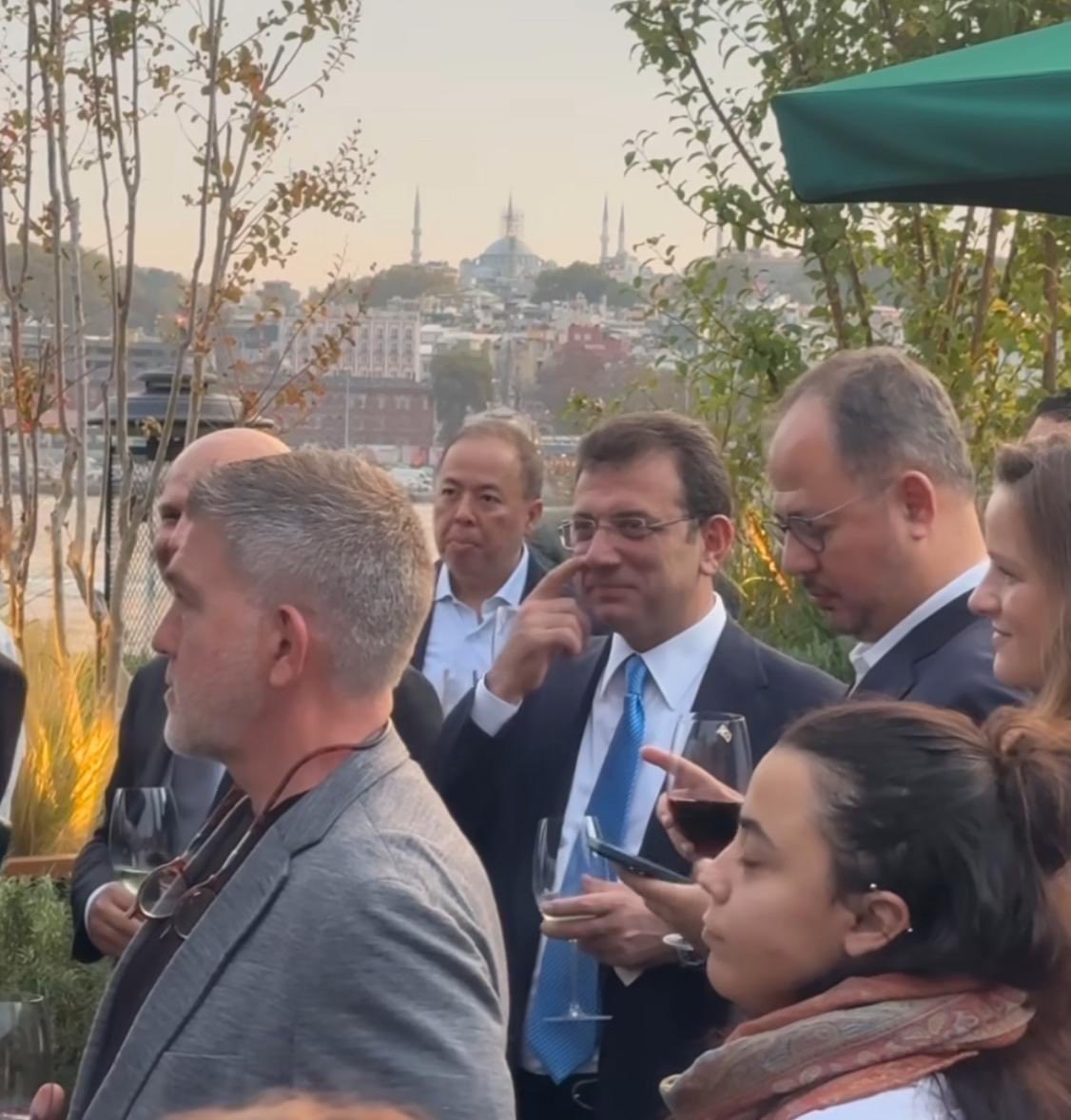 Geçenlerde şehit kabrinde elinde Yasin-i Şerif ile poz veriyordu. Bugün şarap kadehiyle kameralara yakalanmış. Sahtekar herif.