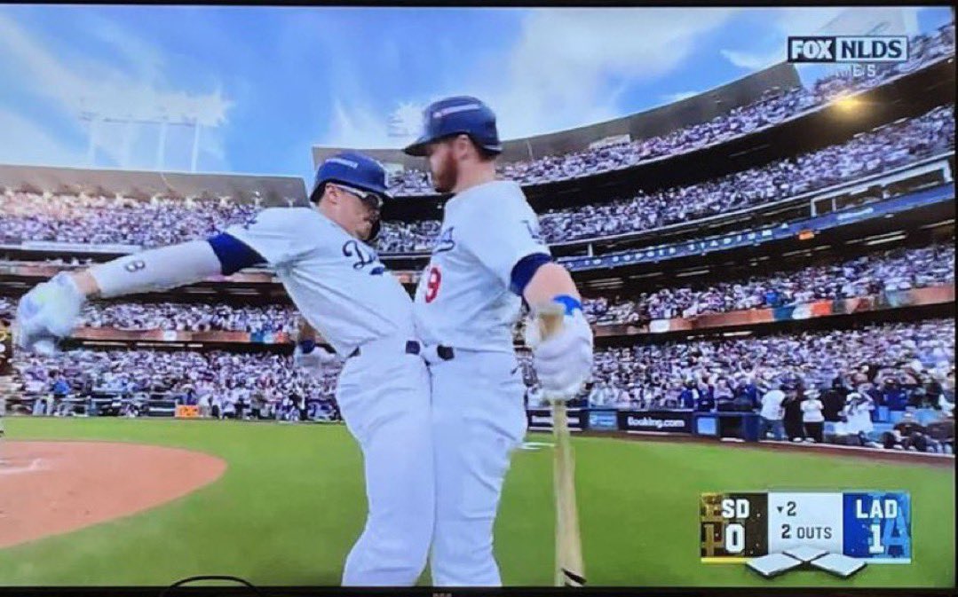 mespoche's tweet image. "lemme squeeze on by ya big dog."