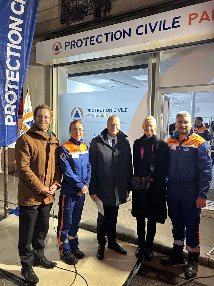 mairie15's tweet photo. Inauguration par @Philippe_Goujon, Maire de #Paris15, des nouveaux locaux de la protection civile du 15e et de la nouvelle ambulance « Cambronne » @ProtecParis15 https://t.co/zDon0fro5J