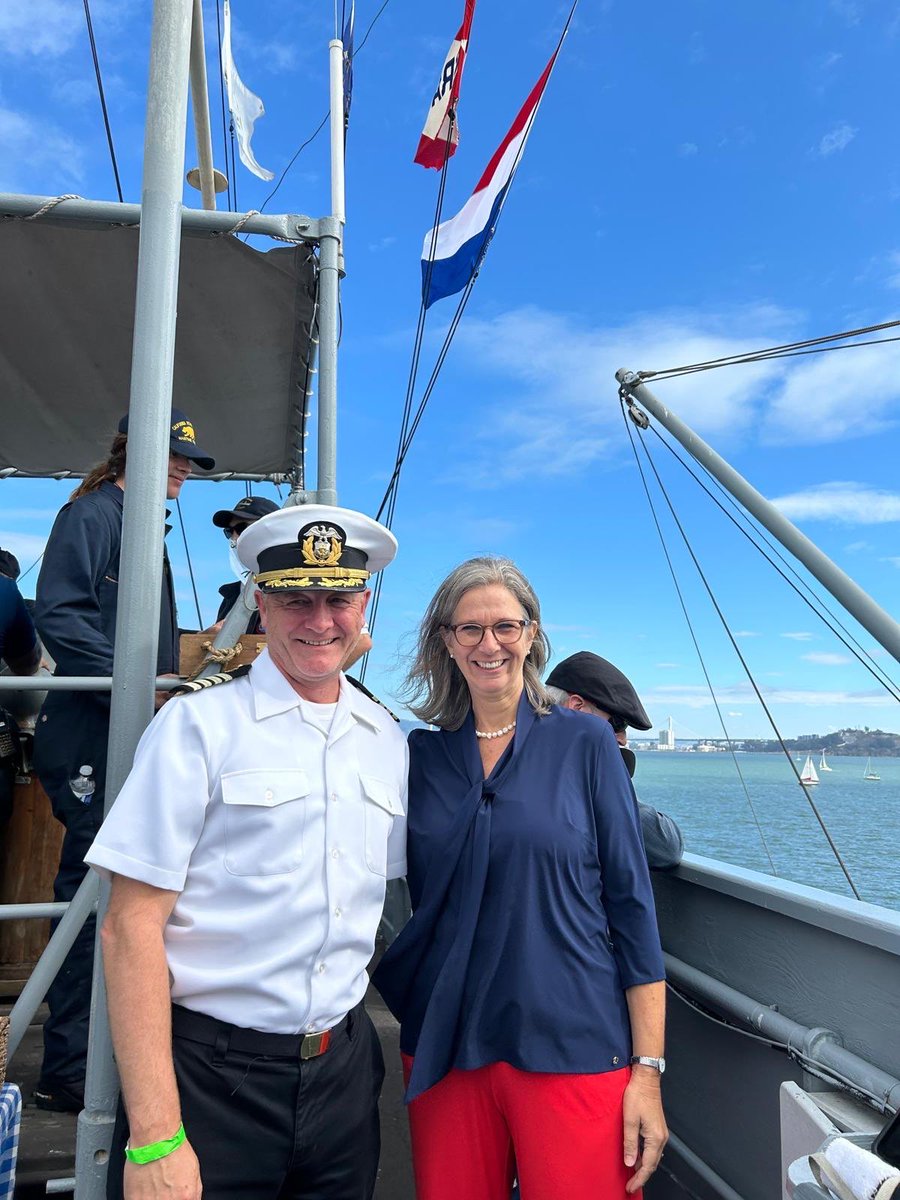 NLAmbassadorUSA's tweet image. I also had the chance to travel on the Liberty Ship SS Jeremiah O’Brien during fleet week.
Captain Cevan Lesieur &amp;amp; Hubert Nijgh, initiator of libertyship.nl, signed a letter of intent to bring it to the 🇳🇱 in 2025, 80 years after #WWII.

P.S. Can you spot the F22 Raptor?