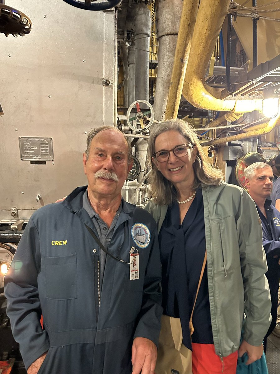 NLAmbassadorUSA's tweet image. I also had the chance to travel on the Liberty Ship SS Jeremiah O’Brien during fleet week.
Captain Cevan Lesieur &amp;amp; Hubert Nijgh, initiator of libertyship.nl, signed a letter of intent to bring it to the 🇳🇱 in 2025, 80 years after #WWII.

P.S. Can you spot the F22 Raptor?