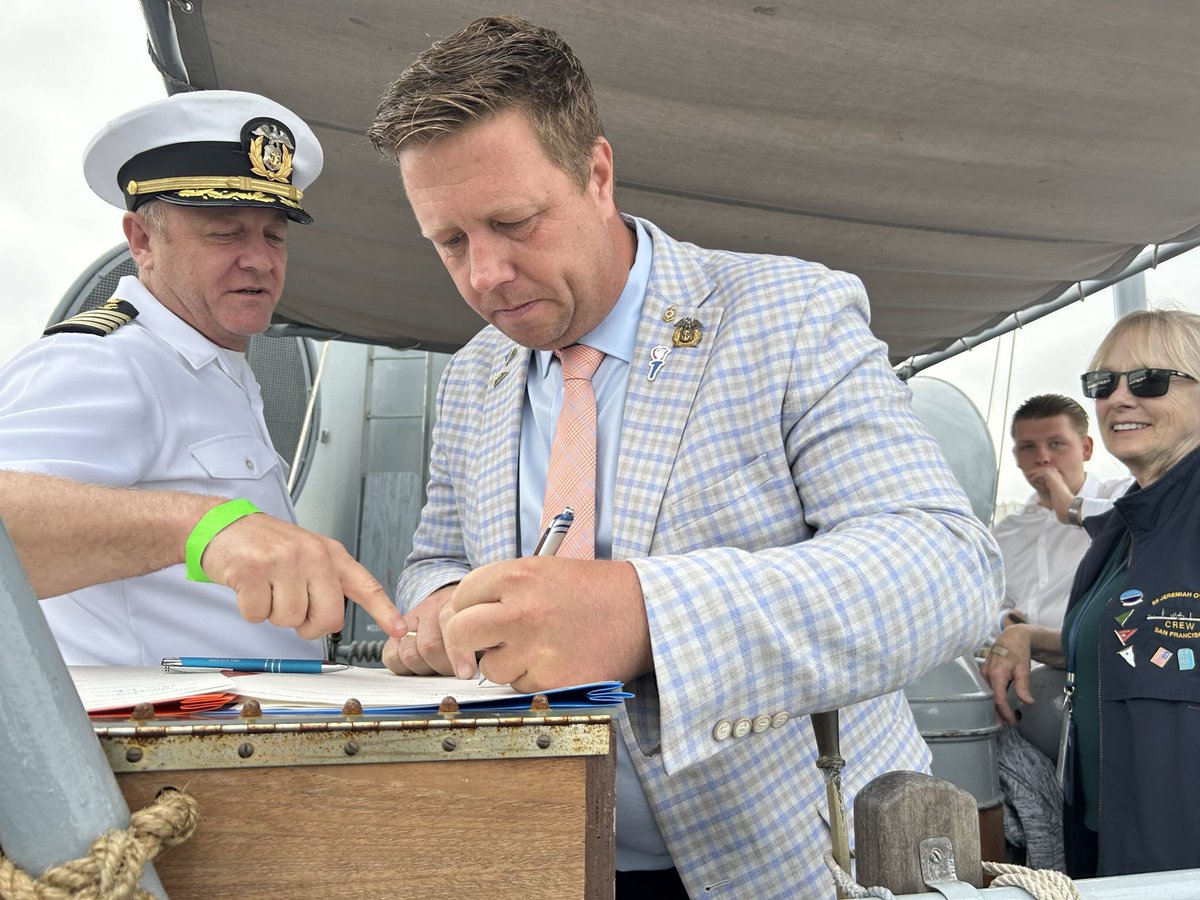 NLAmbassadorUSA's tweet image. I also had the chance to travel on the Liberty Ship SS Jeremiah O’Brien during fleet week.
Captain Cevan Lesieur &amp;amp; Hubert Nijgh, initiator of libertyship.nl, signed a letter of intent to bring it to the 🇳🇱 in 2025, 80 years after #WWII.

P.S. Can you spot the F22 Raptor?