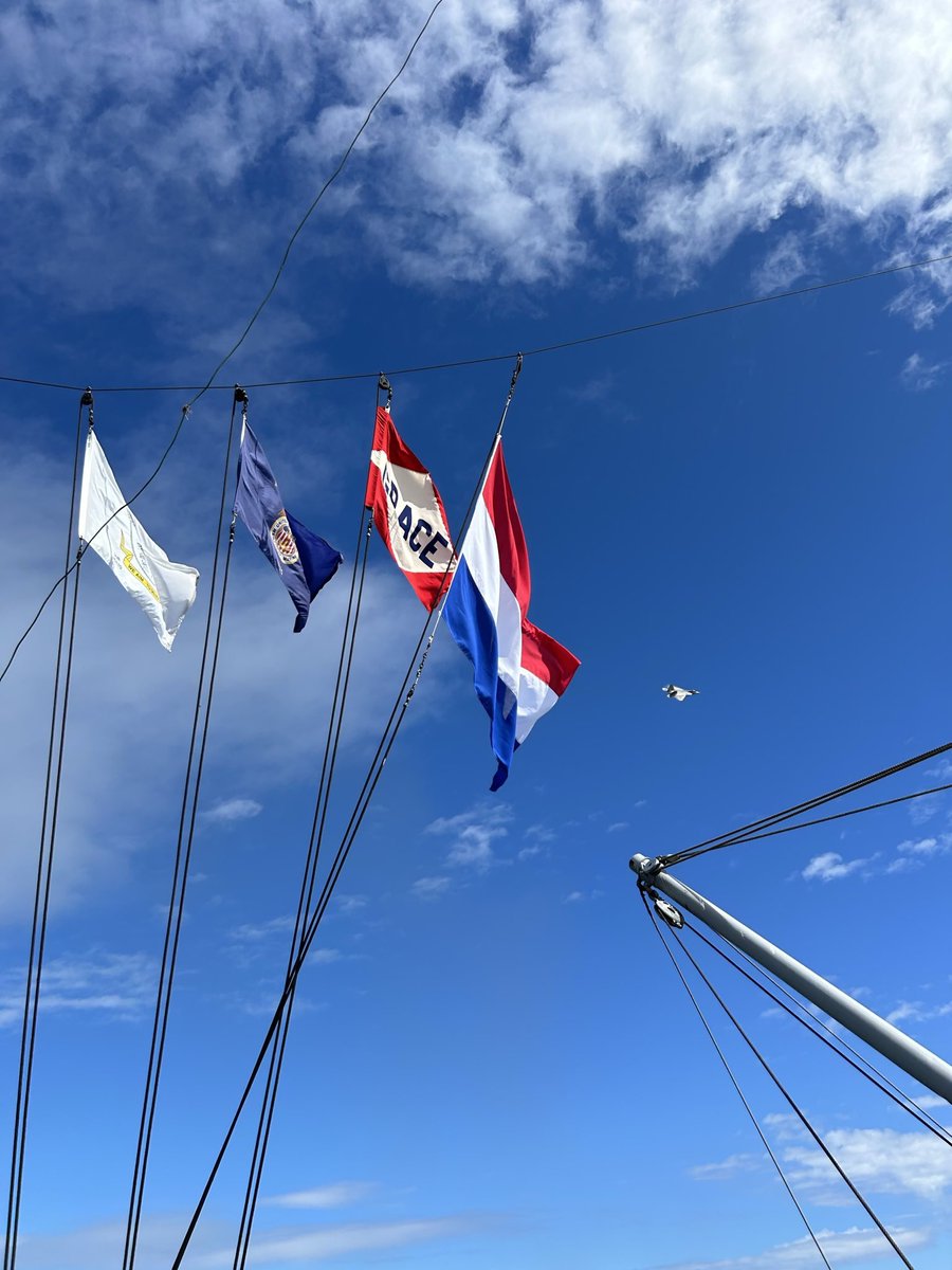 NLAmbassadorUSA's tweet image. I also had the chance to travel on the Liberty Ship SS Jeremiah O’Brien during fleet week.
Captain Cevan Lesieur &amp;amp; Hubert Nijgh, initiator of libertyship.nl, signed a letter of intent to bring it to the 🇳🇱 in 2025, 80 years after #WWII.

P.S. Can you spot the F22 Raptor?