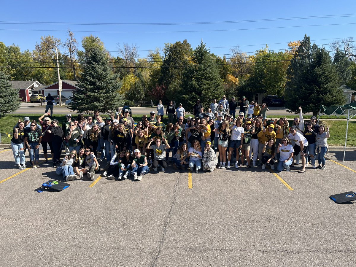 BHSUWSOC's tweet photo. Great turnout for family weekend &amp; football tailgate 🏈🐝 We love our Jacket Family 💛💚 https://t.co/JrOkLBpFoo