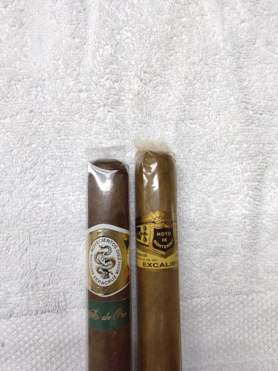 o2bcd8ed's tweet photo. ALWAYS great deals #Smallbatchcigars Smoking now. #cigarlife #cigar #smoking #pssita  #Botl #Sotl. https://t.co/uHWbriPQ4J