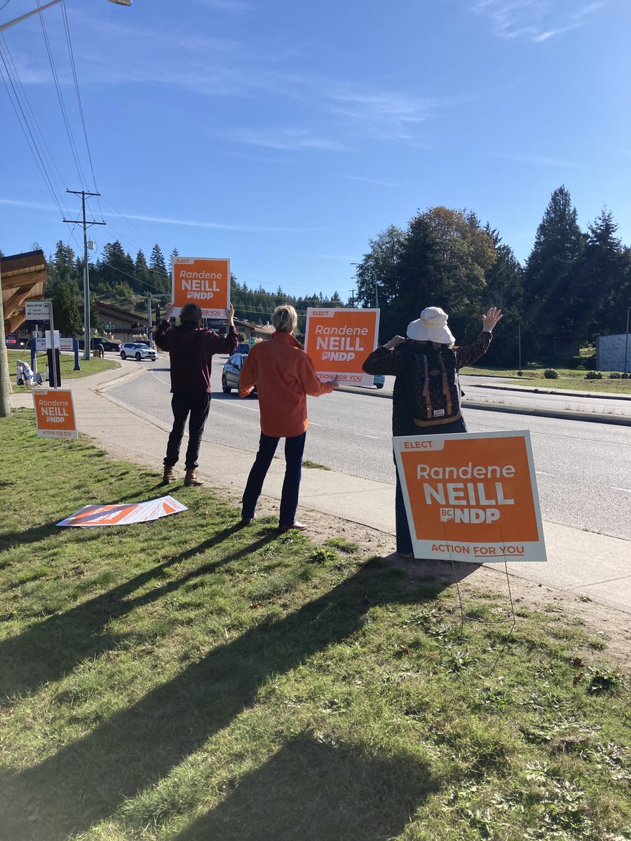 Randene4PRSC's tweet photo. Up and down the riding, volunteers showed up today to sign wave for myself and the @bcndp 🍊🌊 Thank you for all the waves, honks, and big smiles! Let's do this! 🙌🏻 #bcpoli https://t.co/9Fwny8edTh