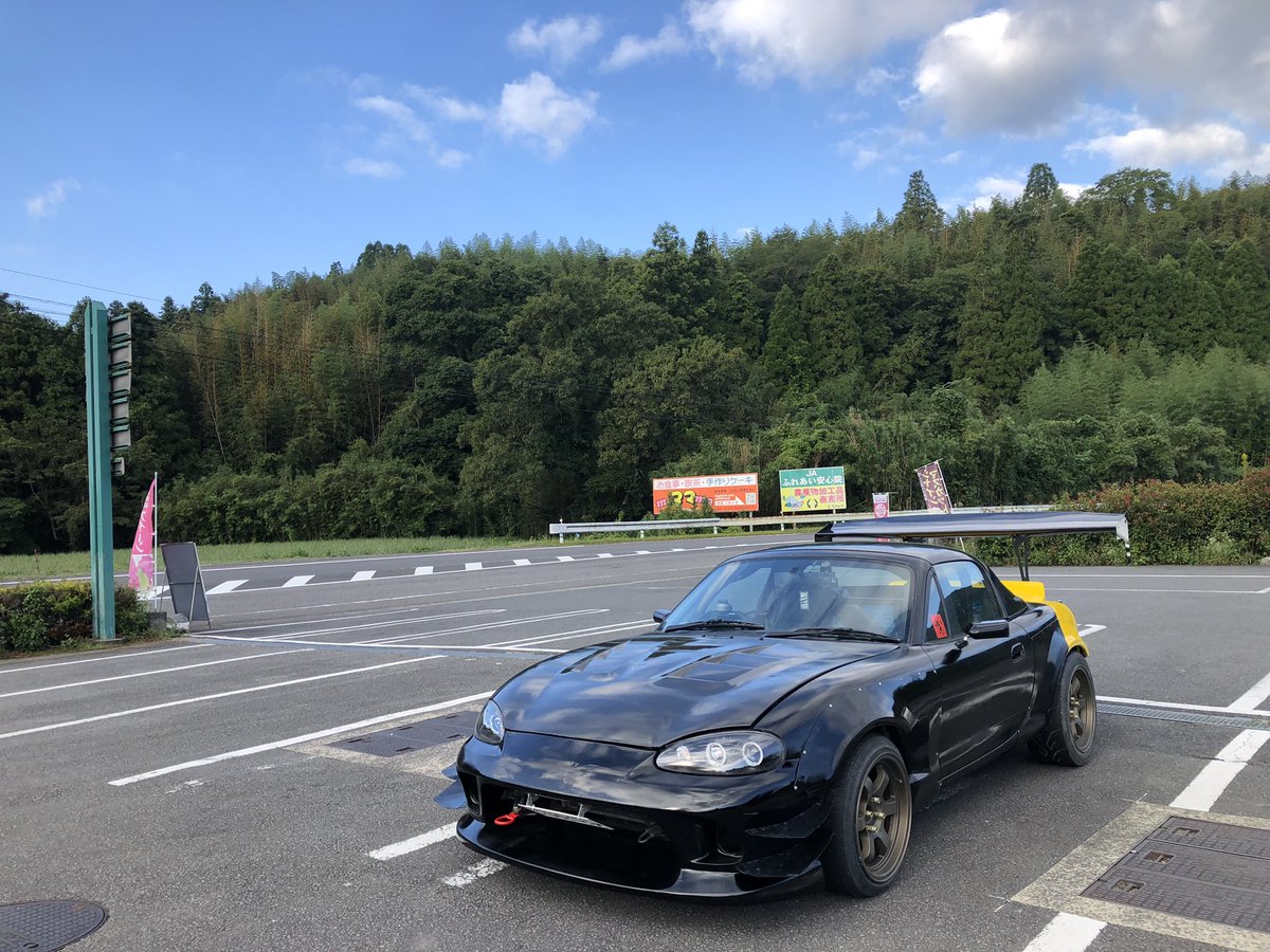 NB18miata's tweet photo. おはようございます☀
ジャンボリーに向けて仕様変更しようとして時間が間に合わず完成度15%位の車体で只今向かっております。
おそらく今年は遅刻する事なく到着しそうです笑

#ロードスタージャンボリー https://t.co/RjWn45zyB5