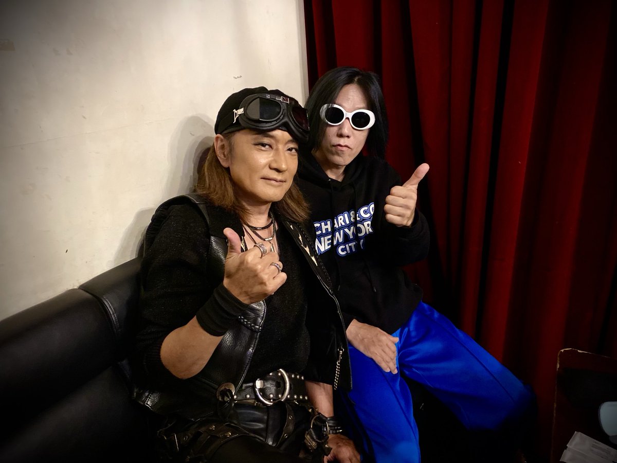 izakayatoshi1's tweet photo. 昨日はGargoyle渋谷ASIA

久々のGargoyle LIVE楽しんで来たよ！
なんか客席の顔ぶれも懐かしさがチラホラでw

皆さん元気そうです何より👍

楽屋も集まったメンツがやはり懐かしさ満開で…さながらバハマ同窓会的なw

11月も関西決まってるんで目一杯たのしんでくるよ🫡 https://t.co/5uAV1wYbP2