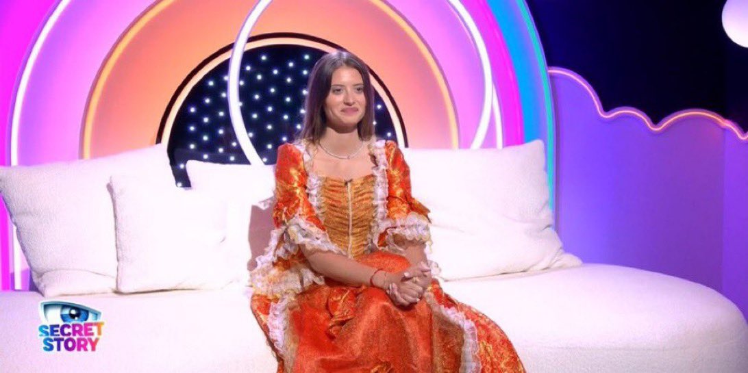 LeMagStarAc's tweet photo. Paul tu as pas voler la robe de Justine de #SecretStory 12 ? 🤭

 #StarAcademy https://t.co/TgdfgHf2E9