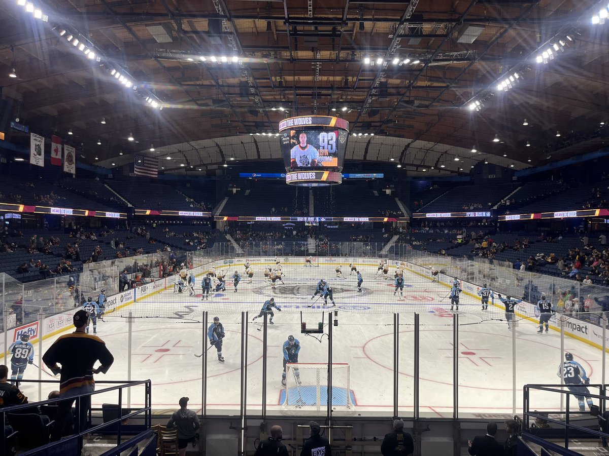 c_dubiel44's tweet image. So happy to be back for my 8th season of @Chicago_Wolves hockey! 🎙️#WeAreTheWolves
