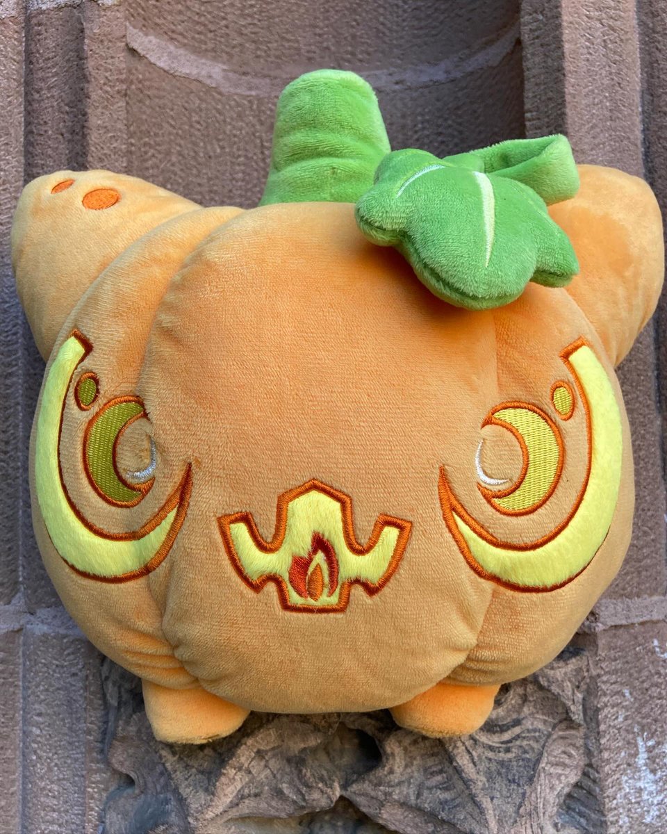 What a lovely seasonal vegetable for the spookiest time of year!  This gourdy gatito is a friend of Nyx and is the perfect friend that you can keep all year rounds—not just until the end of October. You can adopt him or some of our other plush friends by taking a look in our bio.