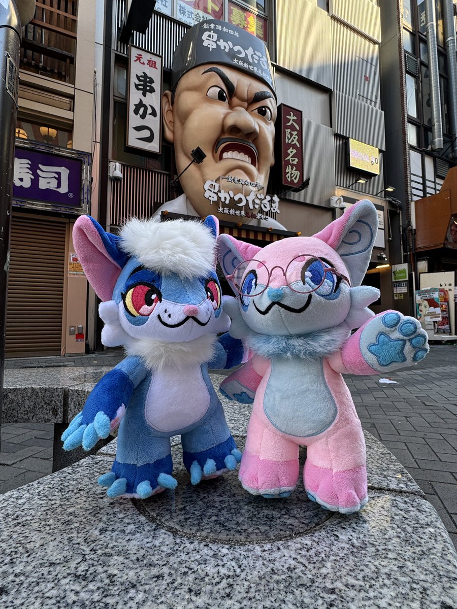 I’m in Japan! Currently checking out Osaka with <a href="/StarberryDream/">✨🍓 Starberry 🍓✨</a> 🍡

Plushes were made by <a href="/Z_CUBE_/">ざん-Zan-</a>