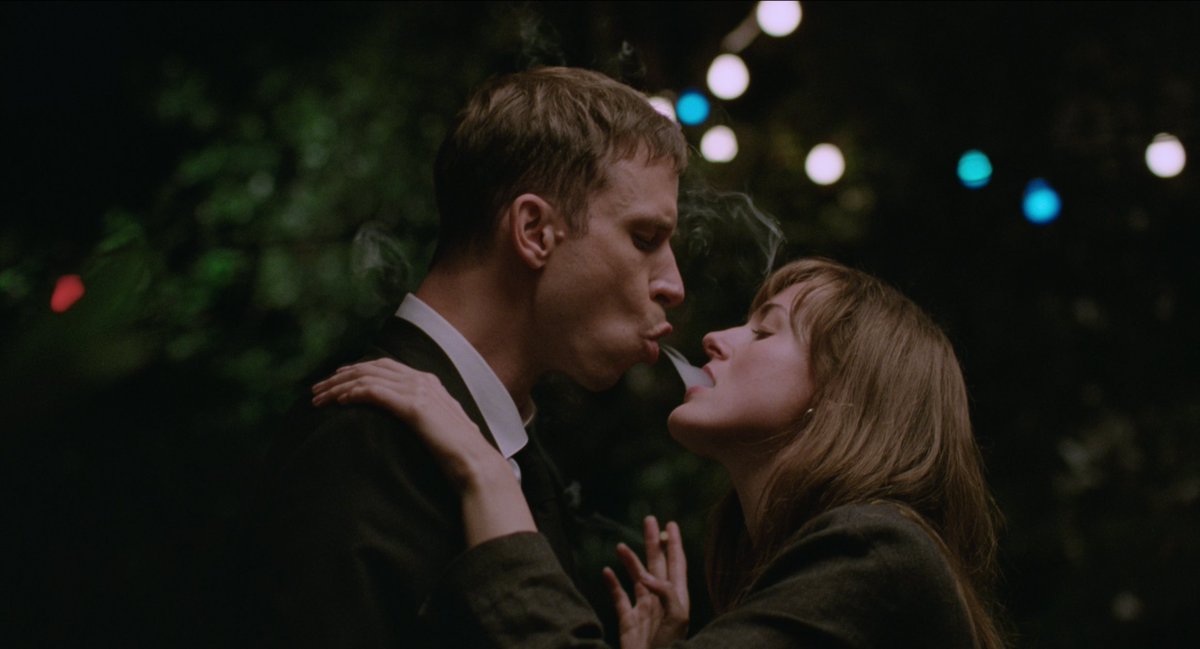 NetflixFR's tweet photo. Pendant sa crise de la trentaine, Julie va briser des cœurs mais surtout le sien.

Le film JULIE (EN 12 CHAPITRES), de Joachim Trier, c’est dispo. https://t.co/VsUKC1x5gJ