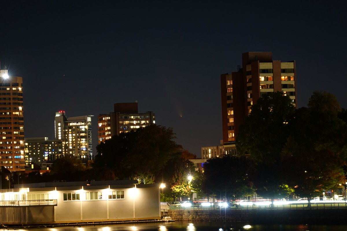 Scott_Stransky's tweet image. Comet Tsuchinshan–ATLAS from the Mass Ave bridge in Boston a few minutes ago