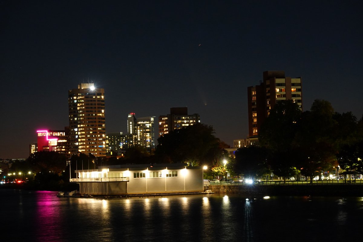 Scott_Stransky's tweet image. Comet Tsuchinshan–ATLAS from the Mass Ave bridge in Boston a few minutes ago