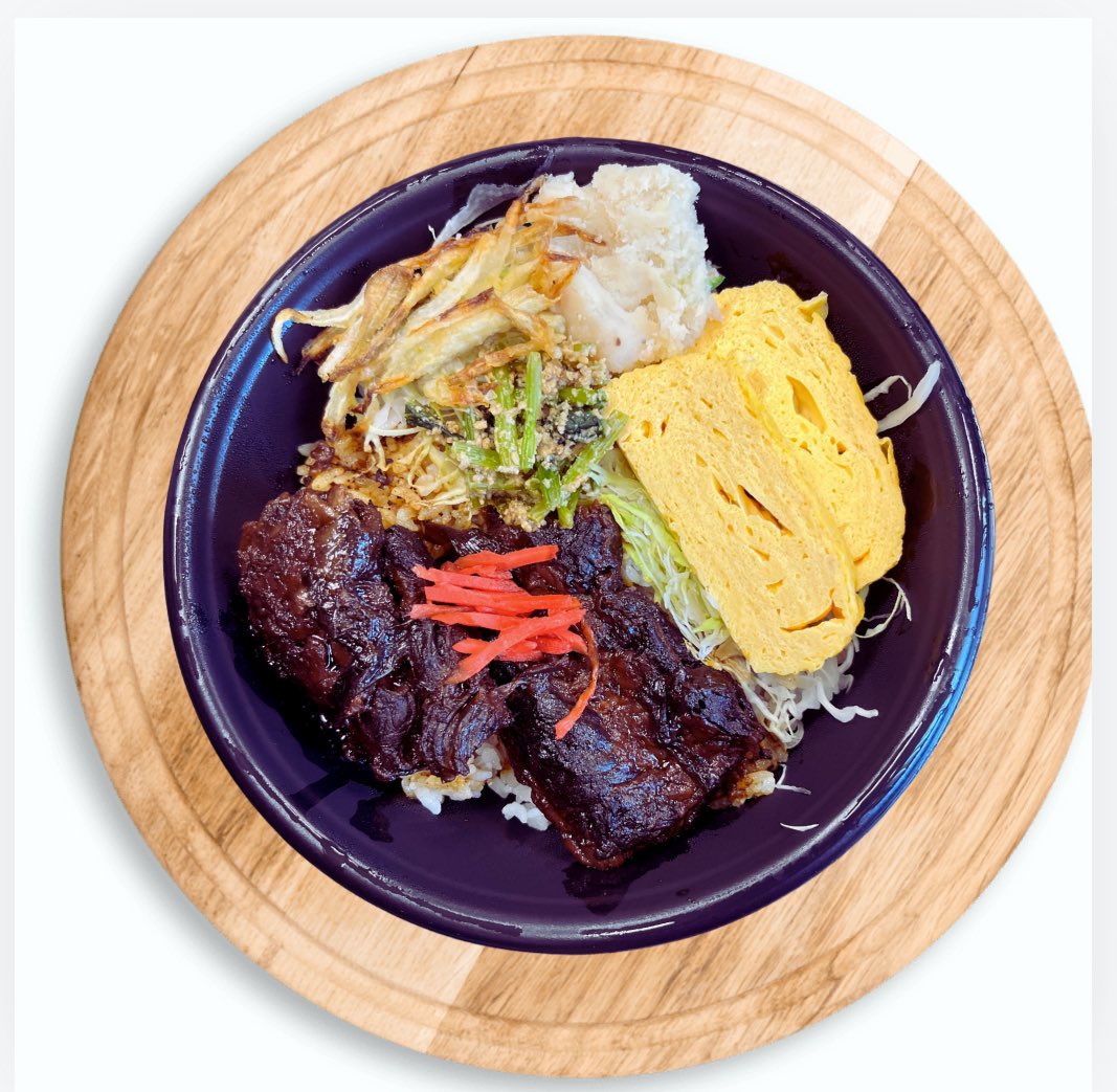 Kyutoushitsu's tweet photo. R6年10月11日

今日のゴチは！
「お米を食べよう」がコンセプト🌾
幸せおむすびさんの
豚なんこつ丼！

店主さんはお塩に詳しく
こだわりの天日海塩🌊と
北海道のゆめぴりか🌾を使用

2日間煮込んだほろほろなんこつで
このボリュームで600円は破格です😳

#幸せおむすび 
#霧島市 https://t.co/tver7WRStj