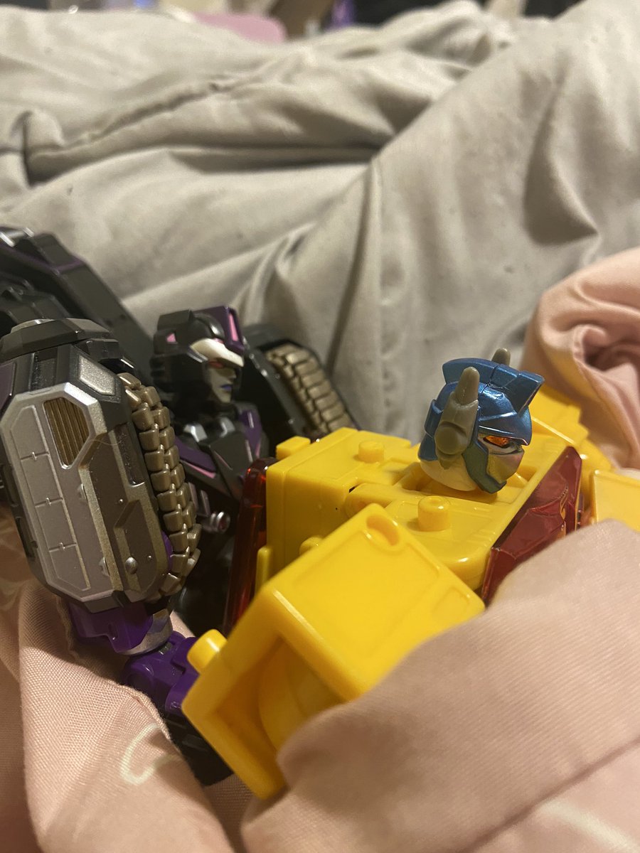 SplendidEhhg's tweet image. Fukkit
Thread for me to post pics of Yellow Splendid Convoy and Eris Kultur being gay lesbians together whenever I want