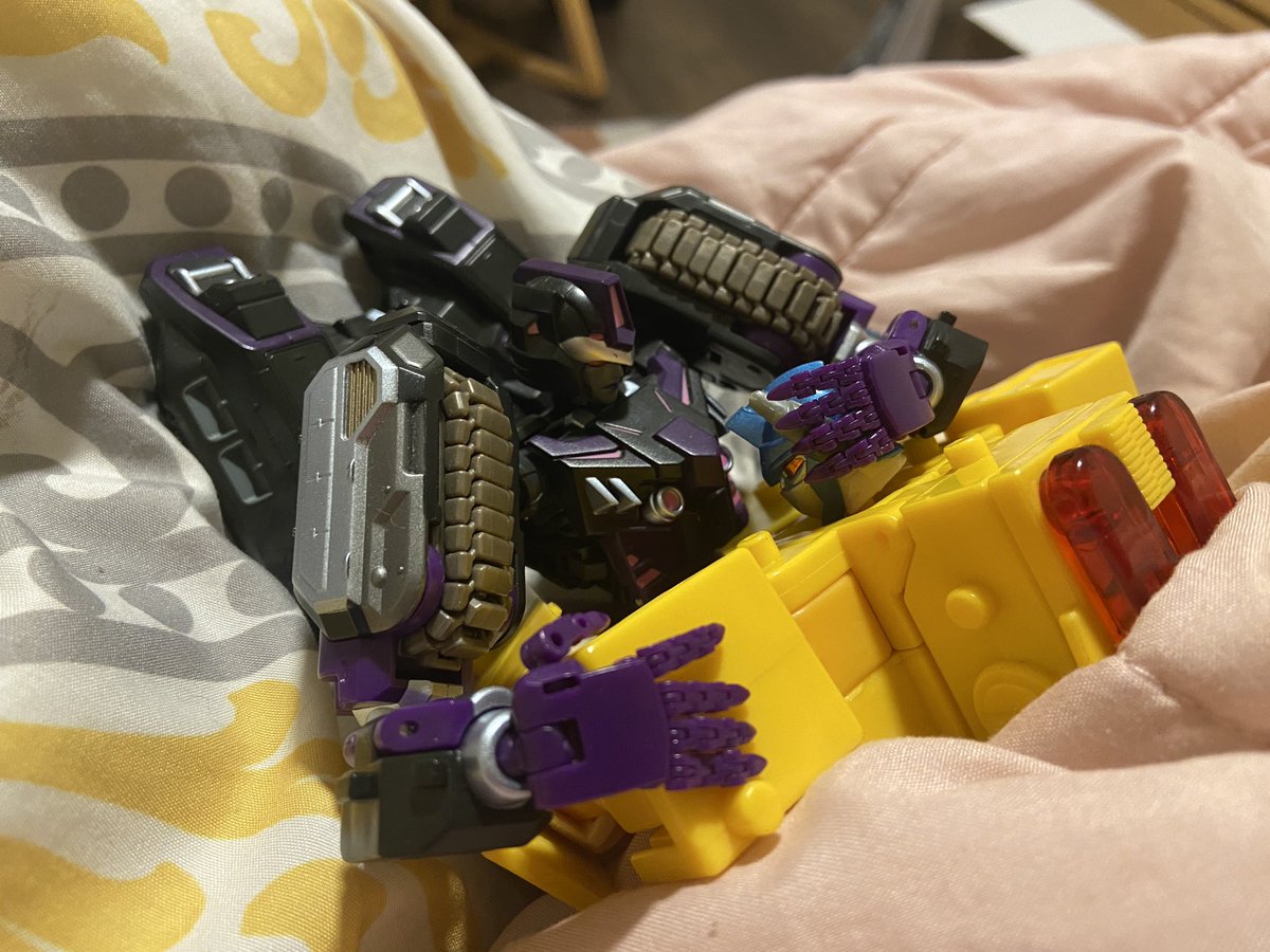 SplendidEhhg's tweet image. Fukkit
Thread for me to post pics of Yellow Splendid Convoy and Eris Kultur being gay lesbians together whenever I want
