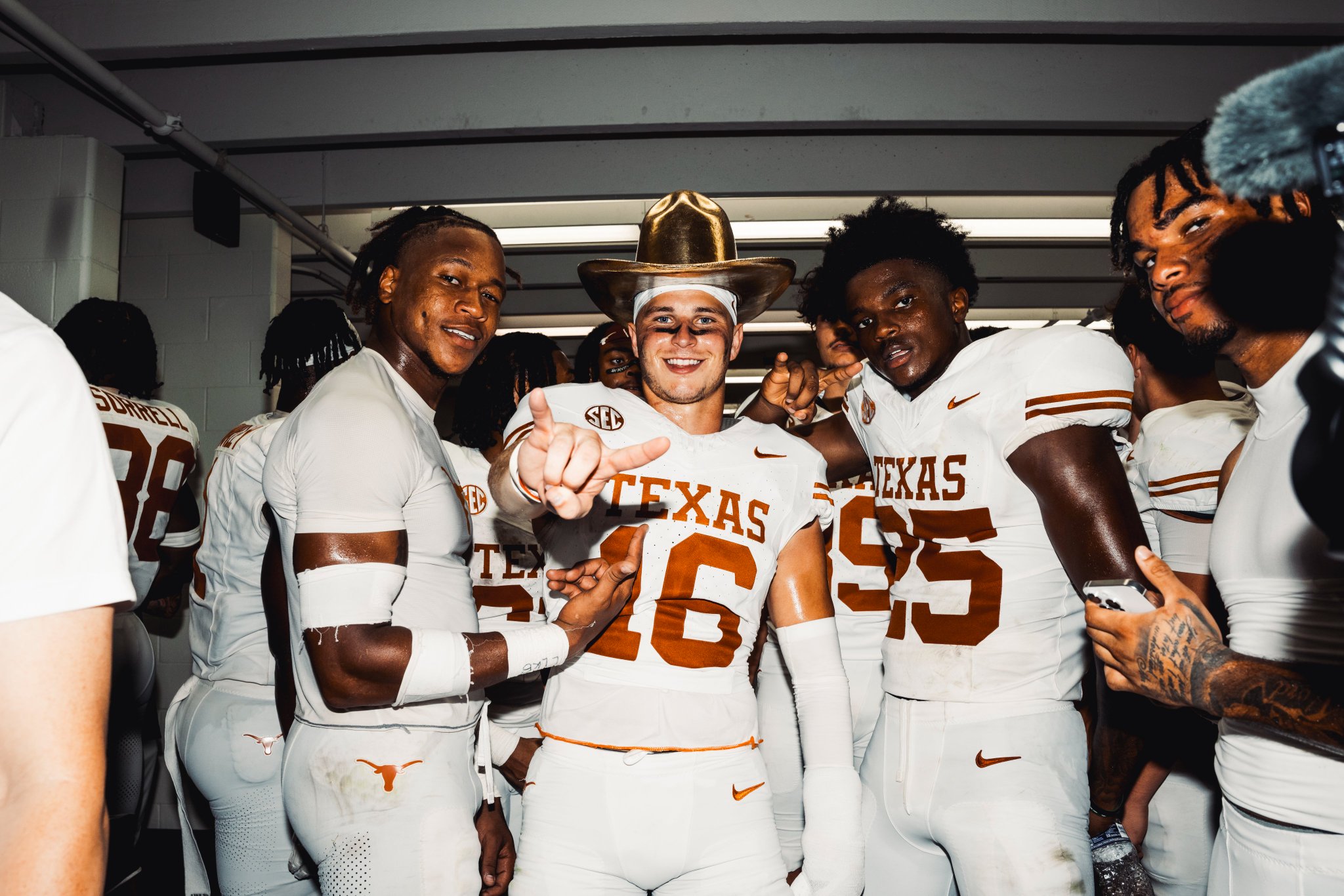 GZuo814WgAAFGGk?format=jpg&name=large