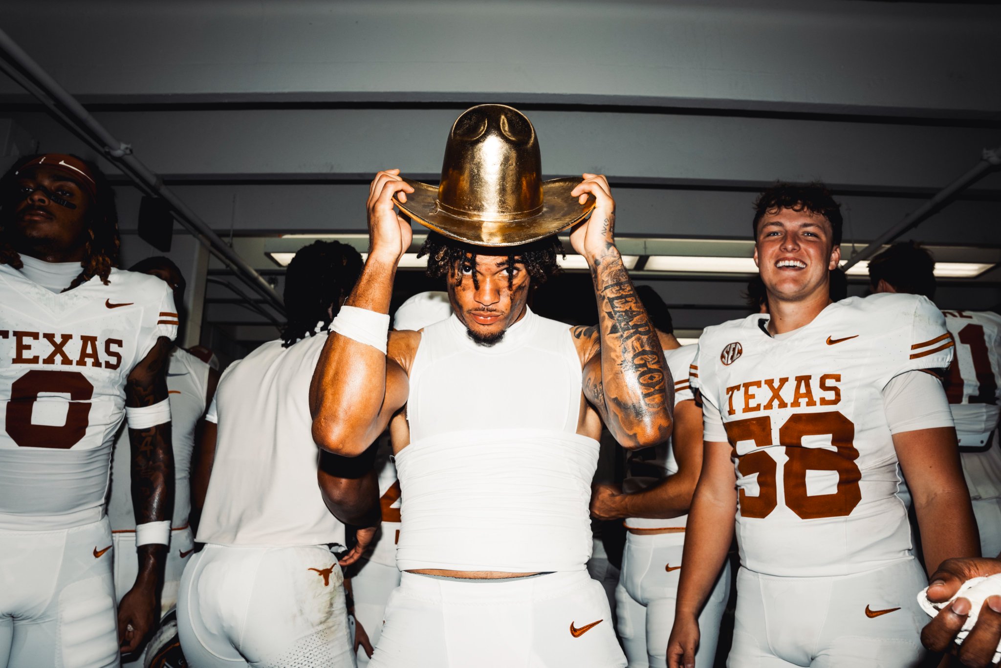 GZuo814X0Aci2dp?format=jpg&name=large