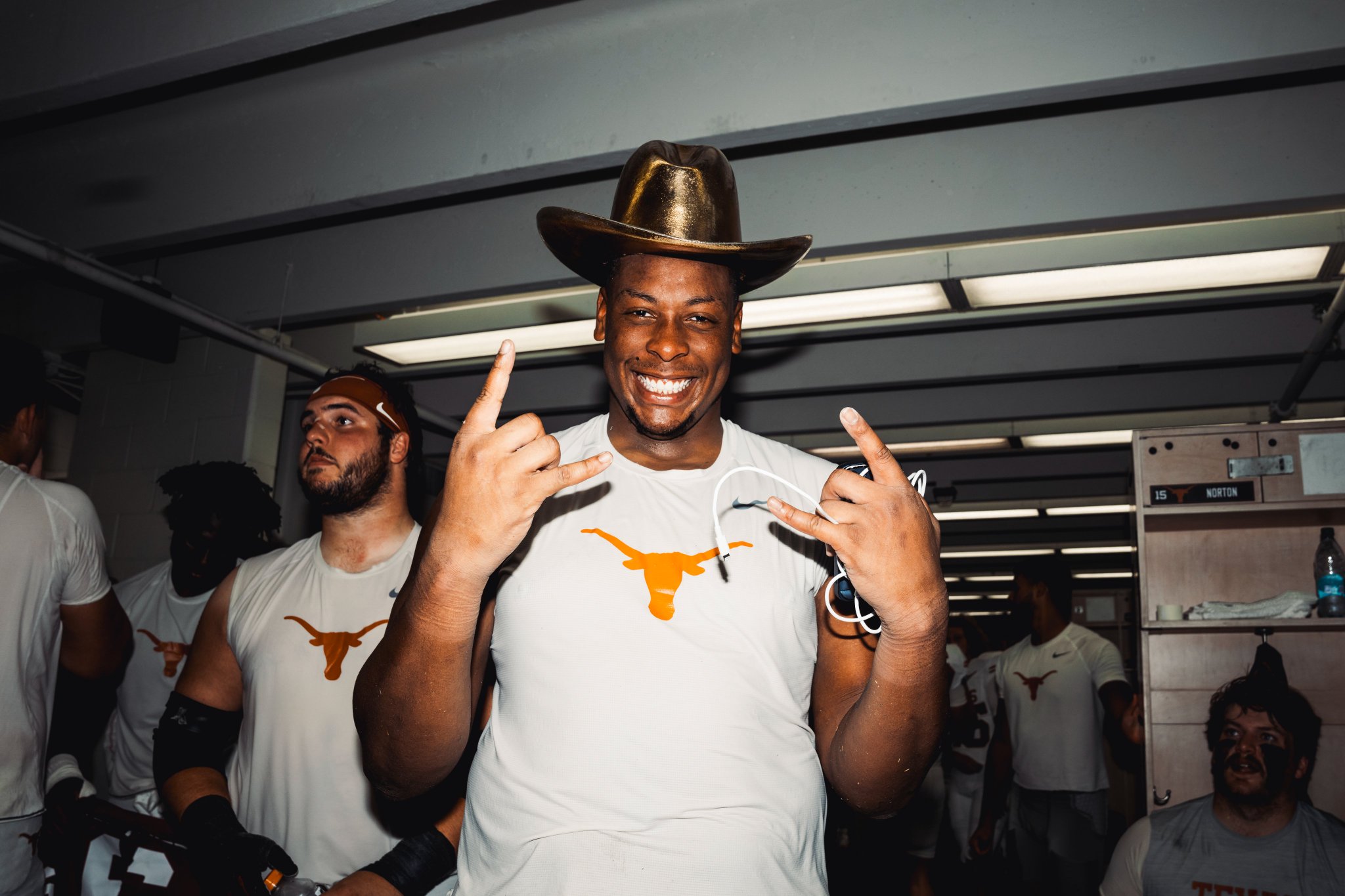 GZuo814XsAc_NQi?format=jpg&name=large