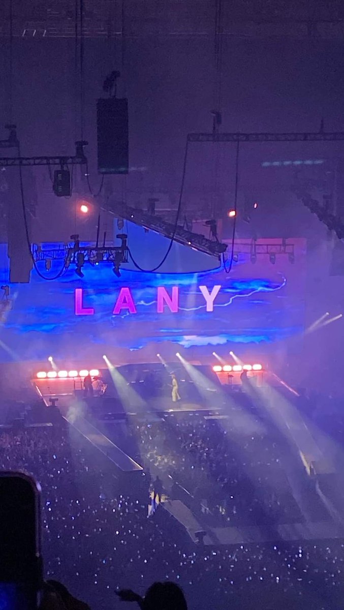 jmlktgzmn's tweet photo. What a beautiful blur experience @thisisLANY 💙
#lanyinmanila #LANYabeautifulblur https://t.co/4qPHOlwgcJ