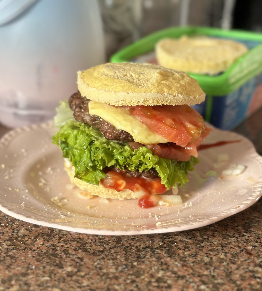 me hice alta burga hoy uwuwuwu
la hamburguesa es de carne magra y la cociné en la airfryer
el pan es de harina de almendras y coco