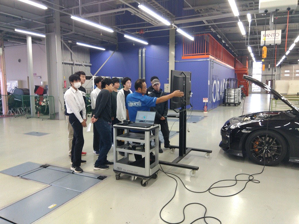kantoinc's tweet photo. 本日は、本校にある教材車両のR35GTRを使用して、高校生に対してチューニングの体験を実施いたしました。
コンピュータのログを書き換えについて講習を受け、実際に書き換えを実施。
その後、本校のテストコースにおいて、性能及びフィーリングの向上を体感。
参加した高校生の皆さんも一様に興奮しておりました。