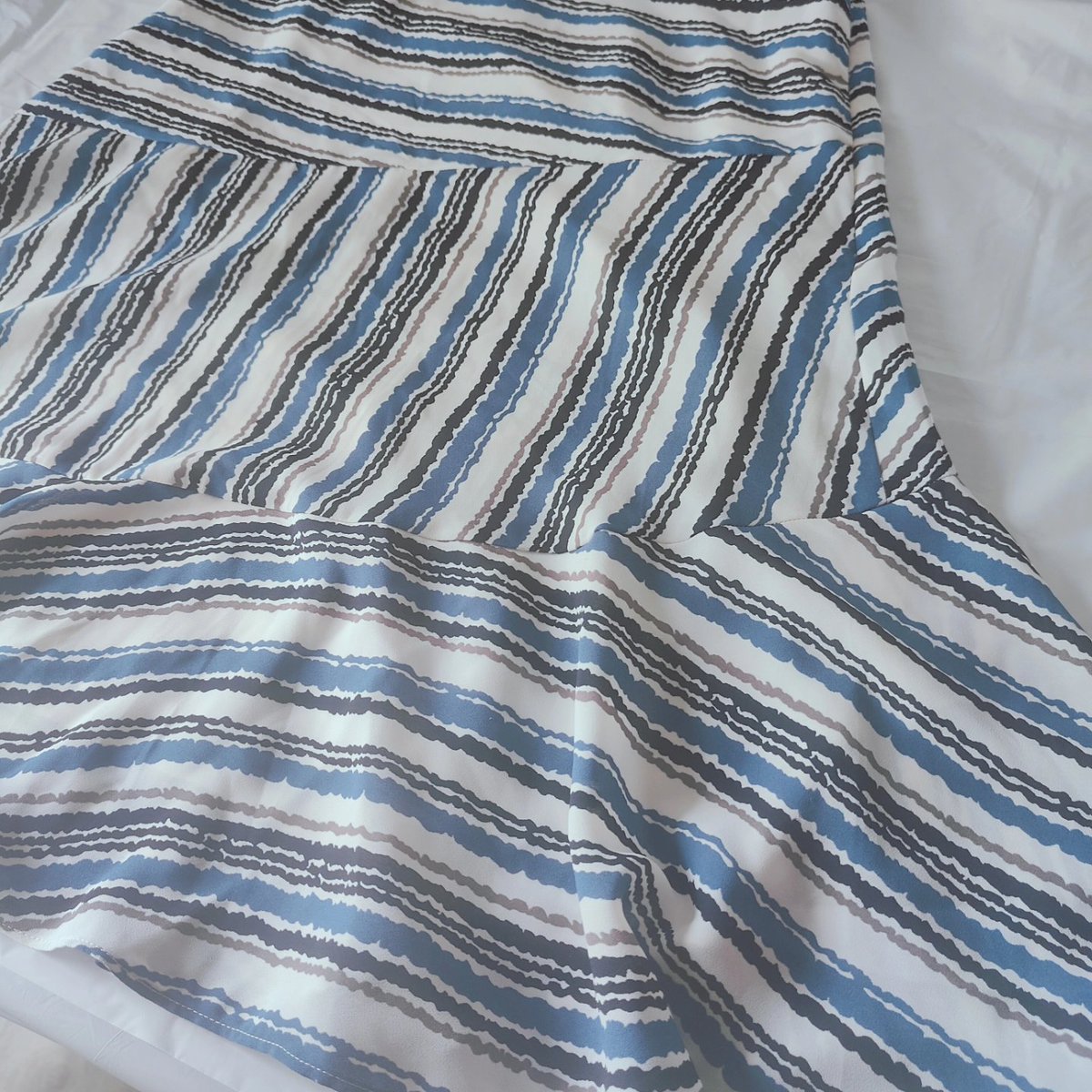 zees_pieces's tweet image. JUST LISTED!! Ann Taylor Loft Skirt Size 8, Blue Gray White Striped Pattern, Lined, Flared. 
👇
ebay.com/itm/3957924666…
👆

This Ann Taylor Loft skirt is perfect for any fashion-forward woman. 

#skirts #loft #anntaylor #anntaylorloft #fashion #styleinspiration #justlisted