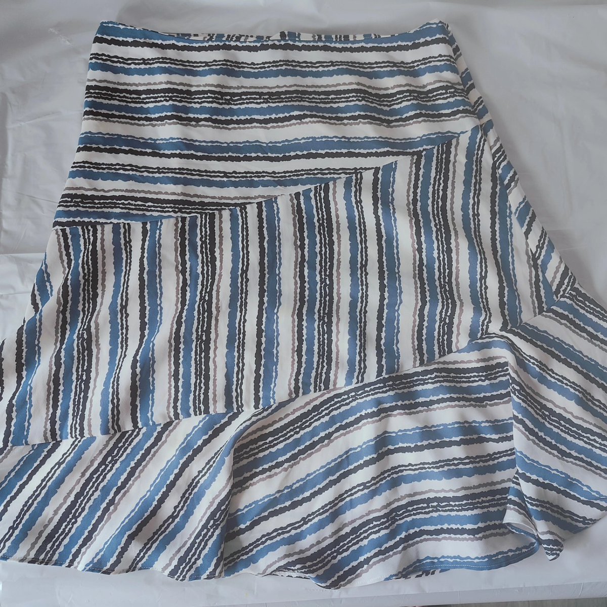 zees_pieces's tweet image. JUST LISTED!! Ann Taylor Loft Skirt Size 8, Blue Gray White Striped Pattern, Lined, Flared. 
👇
ebay.com/itm/3957924666…
👆

This Ann Taylor Loft skirt is perfect for any fashion-forward woman. 

#skirts #loft #anntaylor #anntaylorloft #fashion #styleinspiration #justlisted