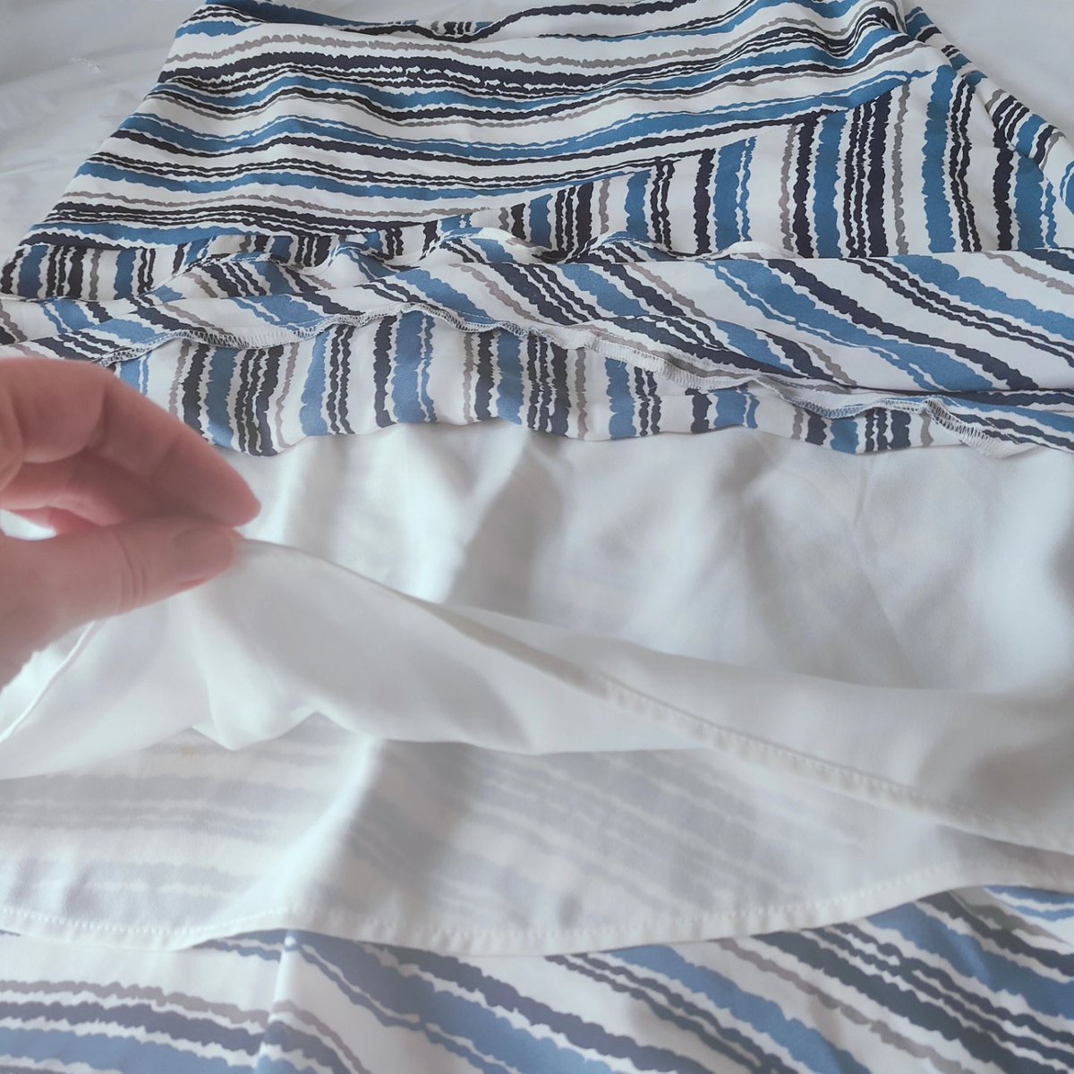 zees_pieces's tweet image. JUST LISTED!! Ann Taylor Loft Skirt Size 8, Blue Gray White Striped Pattern, Lined, Flared. 
👇
ebay.com/itm/3957924666…
👆

This Ann Taylor Loft skirt is perfect for any fashion-forward woman. 

#skirts #loft #anntaylor #anntaylorloft #fashion #styleinspiration #justlisted