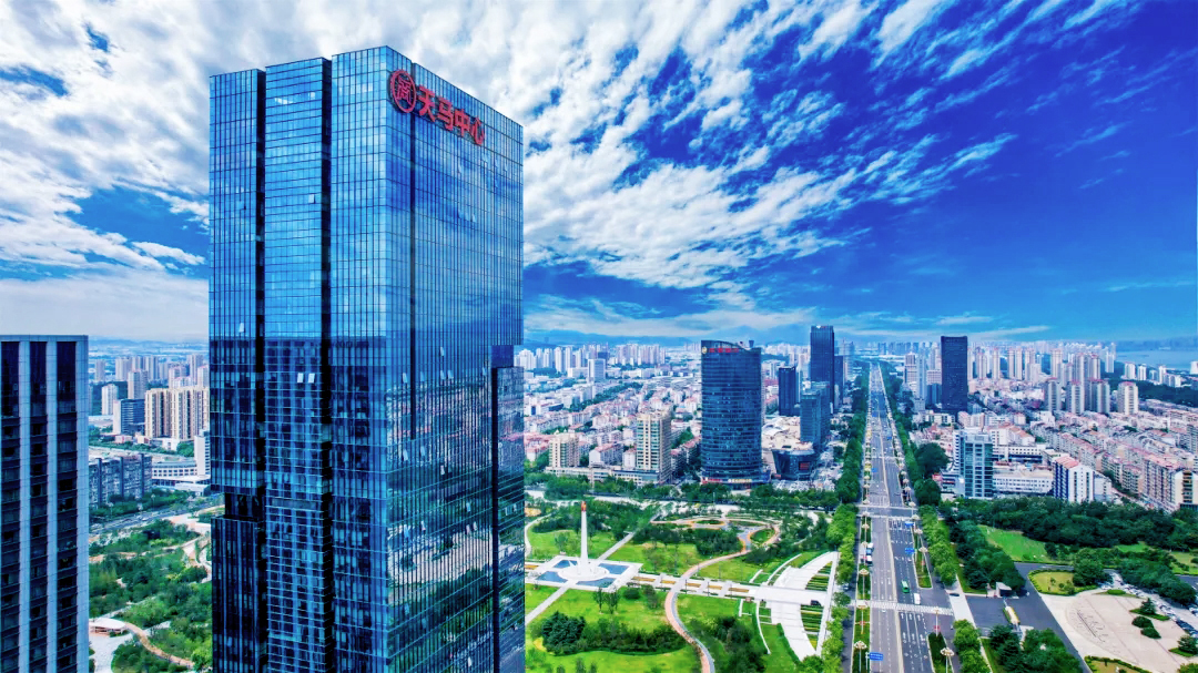 DiscoverYantai's tweet photo. 🏙️The autumn breeze sweeps away the sultry heat of summer, leaving the sky a deep blue. The enchanting #Yantai Blue becomes the most captivating backdrop of this season! 🌤️ #AutumnInYantai 
 (Photo by Tai Benmin, Xiao Shuilian) https://t.co/iOXXcExG8d