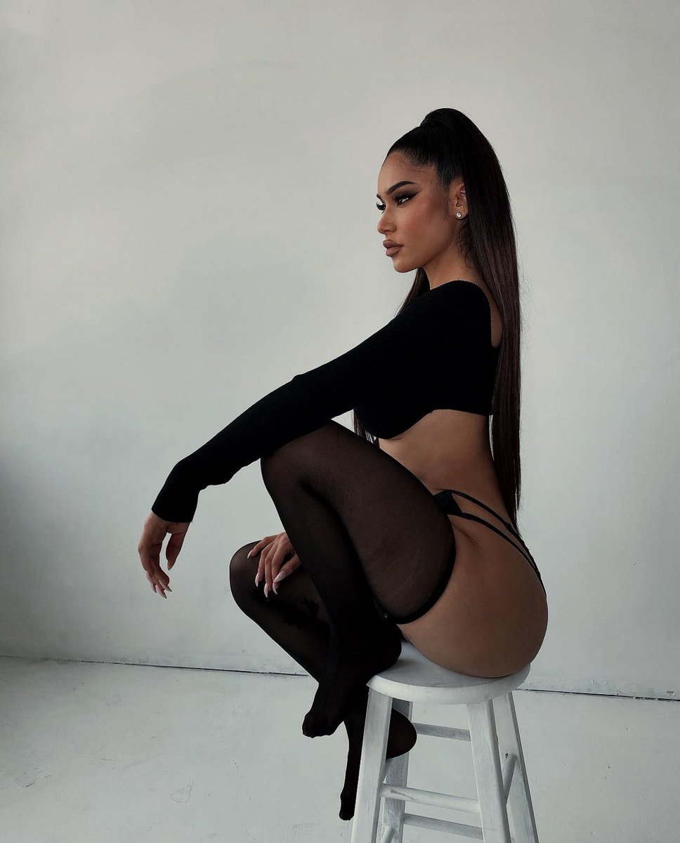 defiantsaint's tweet image. “and she can kiss a man or slit his throat.”