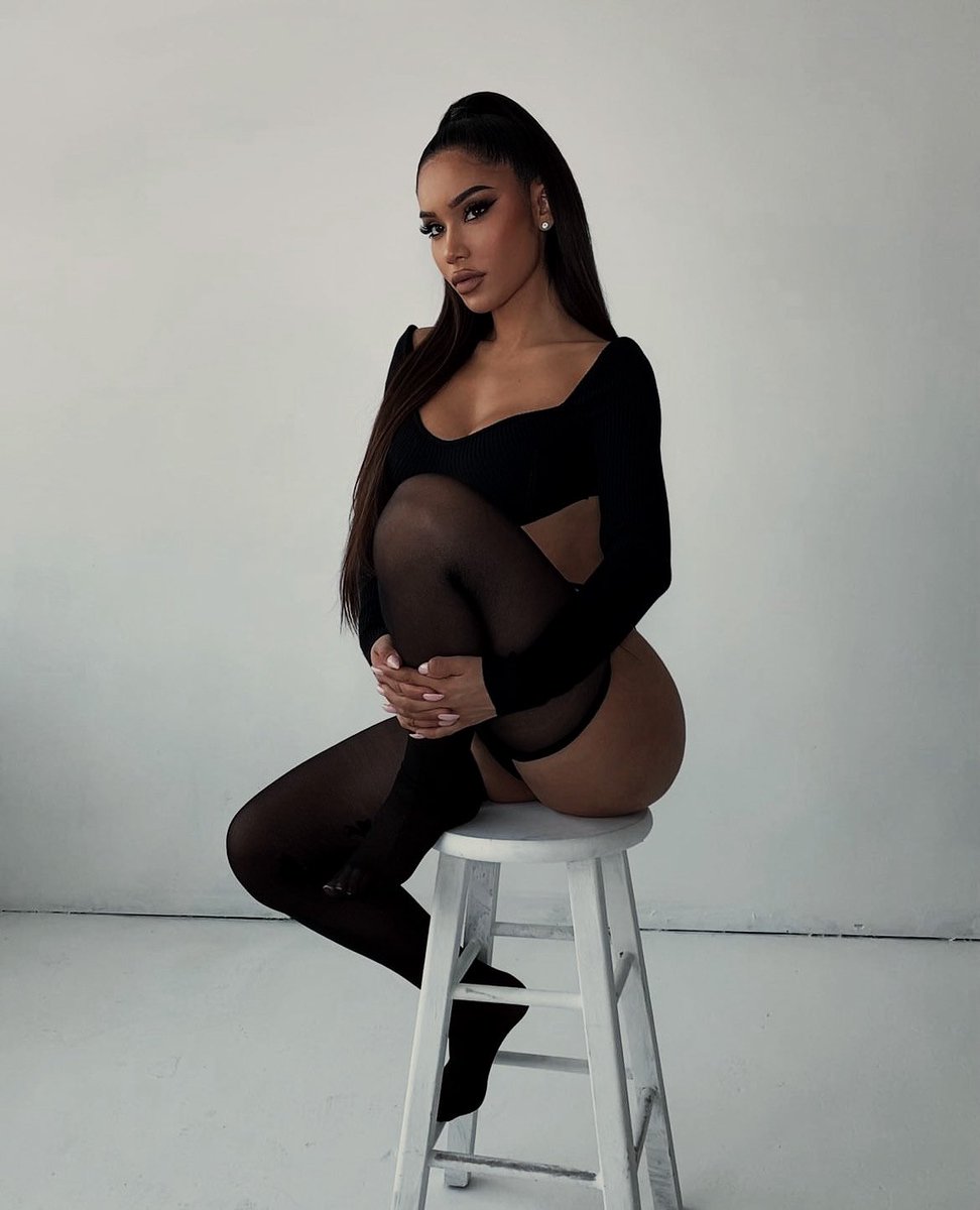 defiantsaint's tweet image. “and she can kiss a man or slit his throat.”