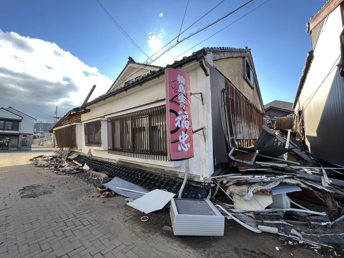 SEKIELBERG's tweet photo. 情熱クラブからです。能登半島地震の被害と豪雨の被害でまだまだ多くの方々が困っております。そして多くのボランティアの方々が活動されております。
復興に向けて皆んなが出来る小さな事とは？これから寒くなる前に必要なこと。
輪島朝市を視察してまいりました🫡
https://t.co/Tta0QDgay7
#関暁夫 #都市伝説 #能登半島
#地震 #災害 #防災 #ボランティア