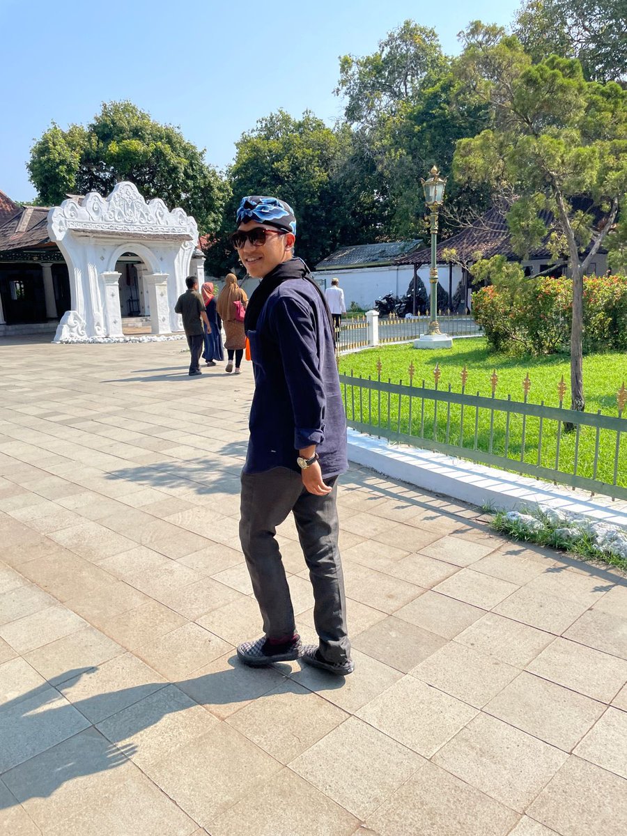 shirazmstf's tweet photo. here it is. raihan fadilah, akrab dipanggil fadil. beliau ini cucunya nani wijaya kl kalian familiar. dia jg kebetulan DJ dgn nama panggung MJ, short for murderjunkies. aint he cute? yea i fell for it too.
now, go ahead and do the rest. gw bnrn gemeteran ngetik ini krn emosi shay https://t.co/rO6N1p7FAX