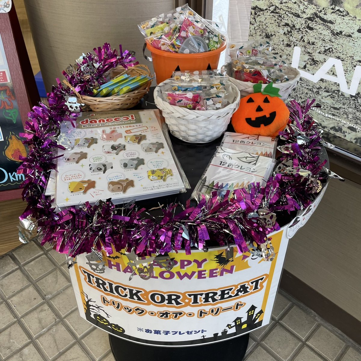 T_noborikawa's tweet photo. こんにちは‼️
沖縄トヨタ登川店です🚙

ハロウィン🎃
飾りつけをしました➰🎵

また、査定・試乗すると…
卵🥚・パン🍞プレゼント���✨

ご来店お待ちしております✌️

#沖縄トヨタ自動車
#トヨタウン登川店
#TRICKORTREAT
#HappyHalloween https://t.co/63mdSY4oc5