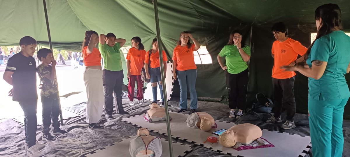 Participamos del Día de la Juventud, con nuestro Equipo de Capacitación y Centro de Simulación enseñando Reanimación Básica. Mas personas formadas, más vidas salvadas. Hospital Español.
