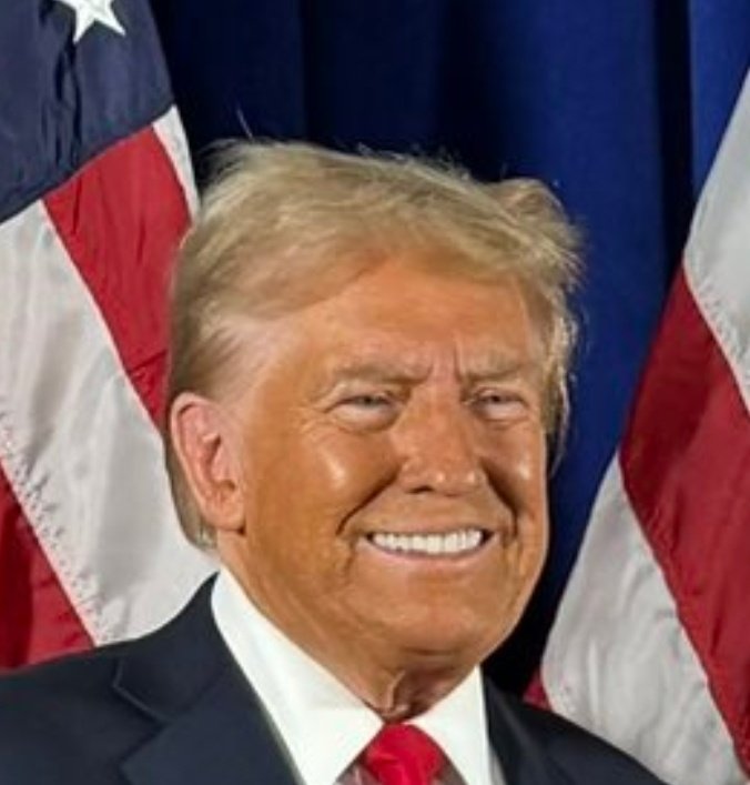 PetitPoulet75's tweet photo. Donald Trump with and without bronzer. https://t.co/G9h0AHAhC8
