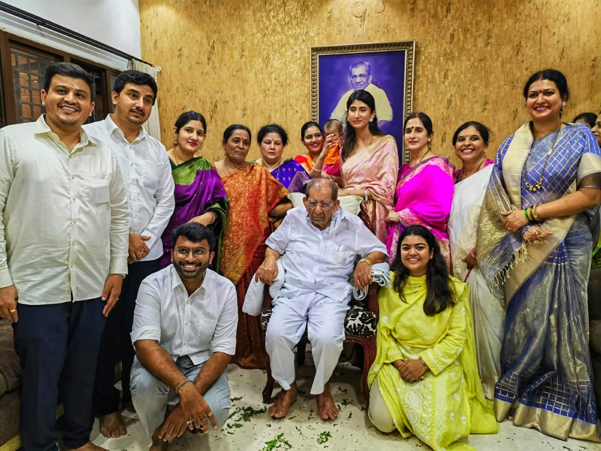 DrPrabhaSSM's tweet photo. ಅಭಿವೃದ್ಧಿಯು ಎಂದಿಗೂ ಕೊನೆಗೊಳ್ಳುವ ಪ್ರಯಾಣವಲ್ಲ, ಅದು ಸತತ ಪ್ರಯತ್ನಗಳ ಸಮೂಹ."
ಕುಟುಂಬದ ಸದಸ್ಯರೊಂದಿಗೆ ಒಂದು ಸಮ್ಮಿಲನ....ಅಭಿವೃದ್ಧಿಯತ್ತ ಒಂದು ಚಿಂತನೆ https://t.co/BbheyPLouQ