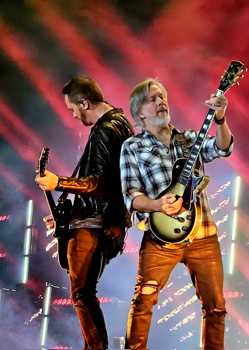 I'm never on Twitter anymore, but just wanted to say thanks to <a href="/evanescence/">Evanescence</a> <a href="/AmyLeeEV/">Amy Lee</a> <a href="/Tim_McCord/">Tim McCord</a> <a href="/Troy__McLawhorn/">Troy McLawhorn</a> <a href="/WillFnHunt/">Will Hunt</a> <a href="/EmmaAnzai/">EMMA ANZAI</a> for an awesome show tonight. See you in Montréal on my birthday 🎂 🤘🏼